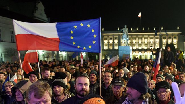 Акция протеста против реформирования судебной системы перед президентским дворцом в Варшаве Акция протеста против реформирования судебной системы перед президентским дворцом в Варшаве