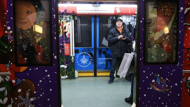 Двери поезда московского метро Двери поезда московского метро