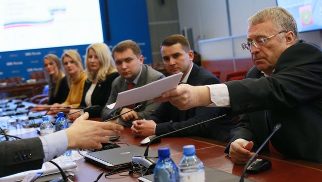 Владимир Жириновский во время подачи документов в ЦИК России по выдвижению кандидатом на президентских выборах 2018. 21 декабря 2017 Владимир Жириновский во время подачи документов в ЦИК России по выдвижению кандидатом на президентских выборах 2018. 21 декабря 2017