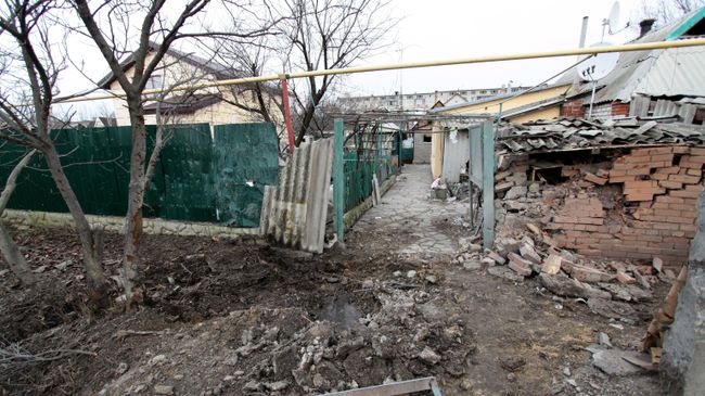 Частный жилой дом в городе Ясиноватая, пострадавший в результате обстрела. 21 декабря 2017 Частный жилой дом в городе Ясиноватая, пострадавший в результате обстрела. 21 декабря 2017