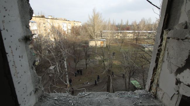Разрушенное окно в жилом доме в центре города Ясиноватая, пострадавшего в результате обстрела. Архивное фото Разрушенное окно в жилом доме в центре города Ясиноватая, пострадавшего в результате обстрела. Архивное фото