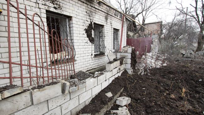 Последствия обстрела в городе Ясиноватая. Архивное фото Последствия обстрела в городе Ясиноватая. Архивное фото