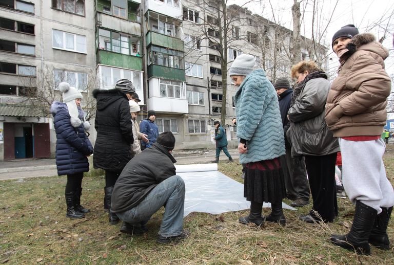 Жителям домов города Ясиноватая, пострадавшим в результате обстрела, выдают пленку, чтобы закрыть разбитые окна. 21 декабря 2017 Жителям домов города Ясиноватая, пострадавшим в результате обстрела, выдают пленку, чтобы закрыть разбитые окна. 21 декабря 2017