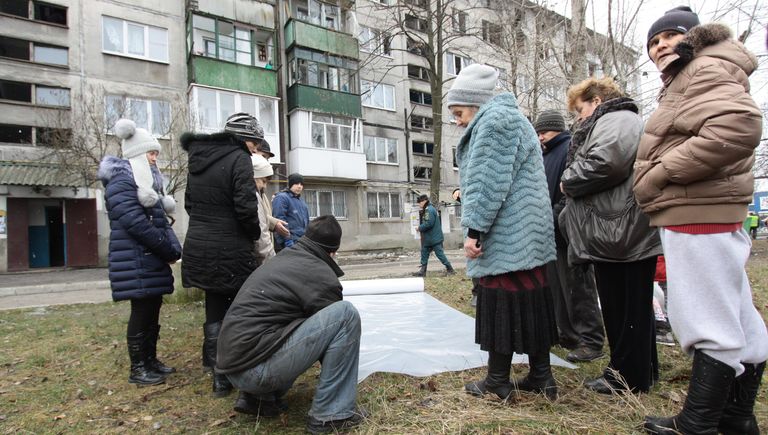 Жителям домов города Ясиноватая, пострадавшим в результате обстрела, выдают пленку, чтобы закрыть разбитые окна. 21 декабря 2017 Жителям домов города Ясиноватая, пострадавшим в результате обстрела, выдают пленку, чтобы закрыть разбитые окна. 21 декабря 2017
