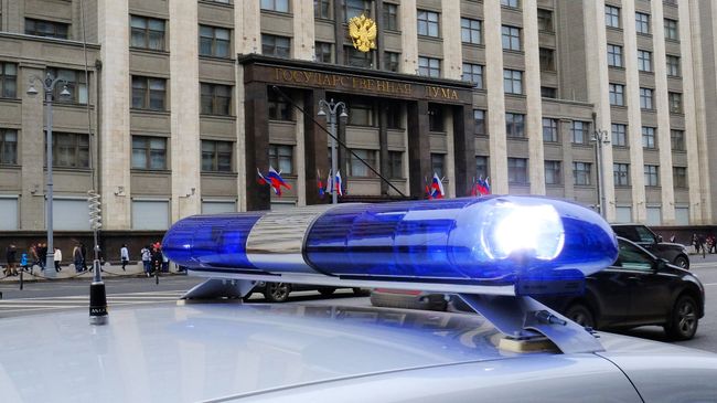 Автомобиль полиции у здания Государственной Думы РФ Автомобиль полиции у здания Государственной Думы РФ