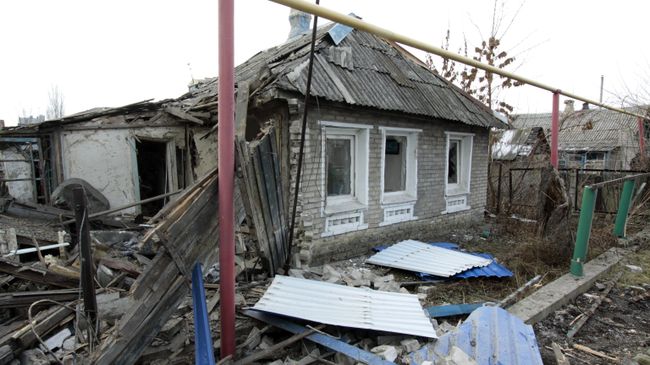Частный жилой дом в городе Ясиноватая, пострадавший в результате обстрела. Архивное фото Частный жилой дом в городе Ясиноватая, пострадавший в результате обстрела. Архивное фото
