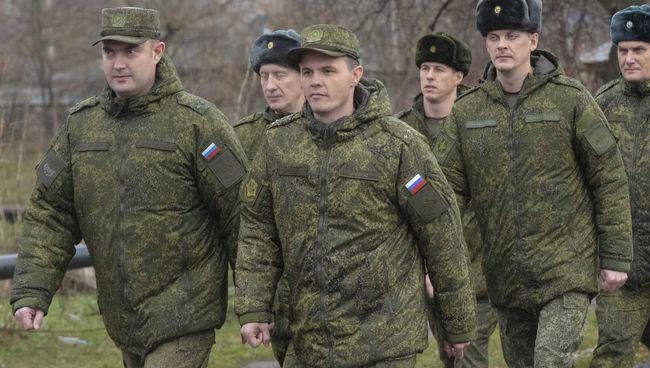 Российские военные, работающие в Совместном центре по контролю и координации (СЦКК) в городе Соледар Российские военные, работающие в Совместном центре по контролю и координации (СЦКК) в городе Соледар