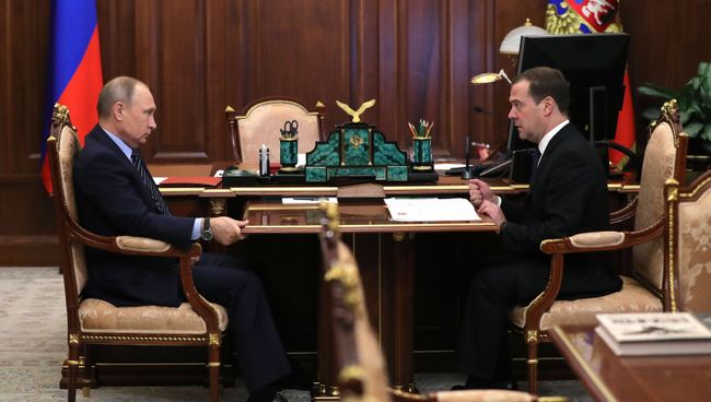 Владимир Путин и Дмитрий Медведев во время встречи. Архивное фото Владимир Путин и Дмитрий Медведев во время встречи. Архивное фото