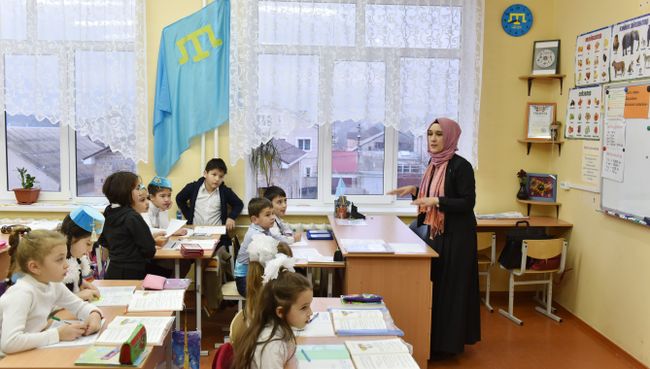Урок в школе №42, где крымско-татарский язык изучают не только его носители, но и дети других национальностей Урок в школе №42, где крымско-татарский язык изучают не только его носители, но и дети других национальностей