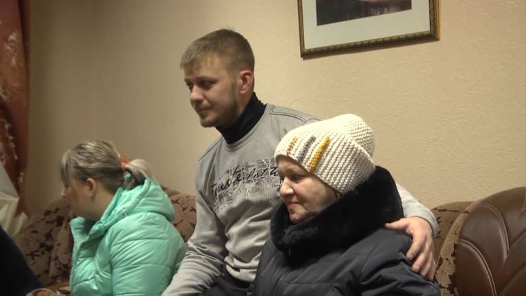 Спасенные после обвала в шахте Есаульская горняки встретились с родными Спасенные после обвала в шахте Есаульская горняки встретились с родными