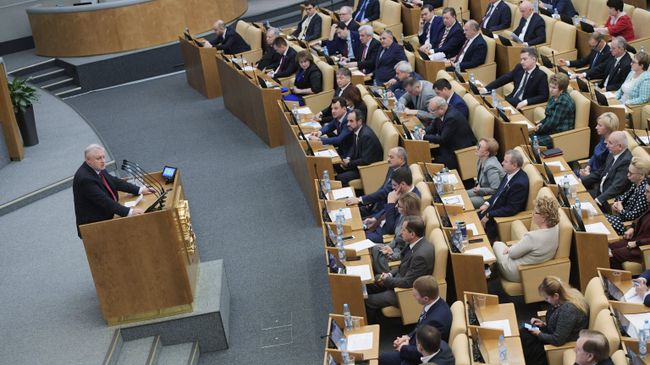 Председатель политической партии Справедливая Россия Сергей Миронов выступает на пленарном заседании Государственной Думы РФ