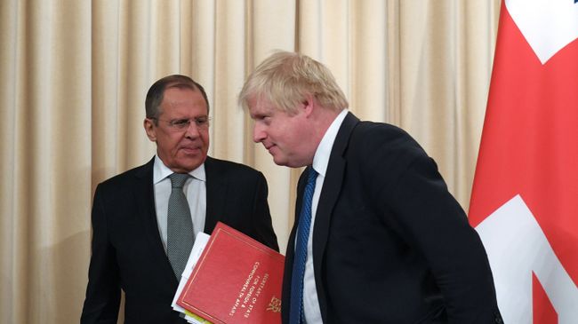 Министр иностранных дел России Сергей Лавров и министр иностранных дел Великобритании Борис Джонсон во время встречи Министр иностранных дел России Сергей Лавров и министр иностранных дел Великобритании Борис Джонсон во время встречи