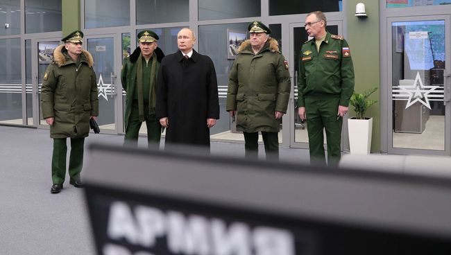 Президент РФ Владимир Путин во время посещения Военной академии РВСН имени Петра Великого