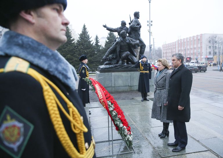 Председатель Государственной Думы Вячеслав Володин и члены делегации Парламентского Собрания возлагают венок к Вечному огню на Площади Партизан города Брянска и к памятнику воинам и партизанам - освободителям Брянска Председатель Государственной Думы Вячеслав Володин и члены делегации Парламентского Собрания возлагают венок к Вечному огню на Площади Партизан города Брянска и к памятнику воинам и партизанам - освободителям Брянска