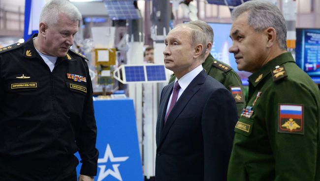 Президент РФ Владимир Путин во время посещения Военной академии РВСН имени Петра Великого Президент РФ Владимир Путин во время посещения Военной академии РВСН имени Петра Великого