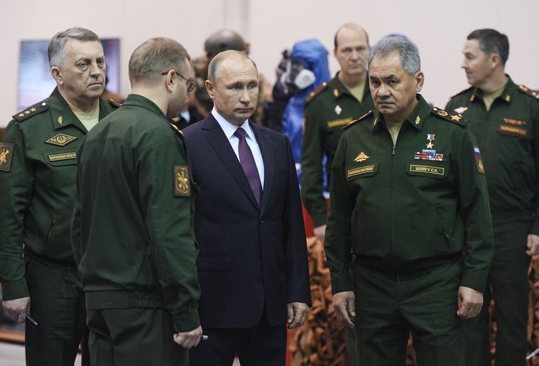Президент РФ Владимир Путин и министр обороны РФ Сергей Шойгу во время посещения Военной академии Ракетных войск стратегического назначения имени Петра Великого. 22 декабря 2017