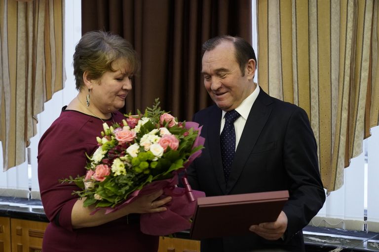 Заместитель мэра Москвы по вопросам ЖКХ и благоустройства Петр Бирюков в День Энергетика наградил 22 сотрудников компании Мосэнерго. 22 декабря 2017 Заместитель мэра Москвы по вопросам ЖКХ и благоустройства Петр Бирюков в День Энергетика наградил 22 сотрудников компании Мосэнерго. 22 декабря 2017