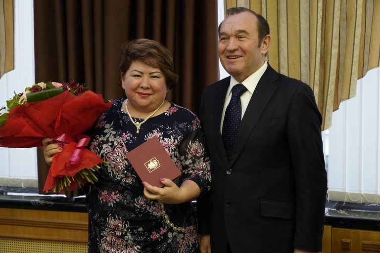 Заместитель мэра Москвы по вопросам ЖКХ и благоустройства Петр Бирюков в День Энергетика наградил 22 сотрудников компании Мосэнерго. 22 декабря 2017 Заместитель мэра Москвы по вопросам ЖКХ и благоустройства Петр Бирюков в День Энергетика наградил 22 сотрудников компании Мосэнерго. 22 декабря 2017