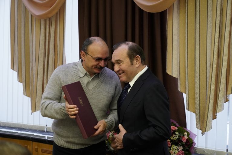 Заместитель мэра Москвы по вопросам ЖКХ и благоустройства Петр Бирюков в День Энергетика наградил 22 сотрудников компании Мосэнерго. 22 декабря 2017 Заместитель мэра Москвы по вопросам ЖКХ и благоустройства Петр Бирюков в День Энергетика наградил 22 сотрудников компании Мосэнерго. 22 декабря 2017