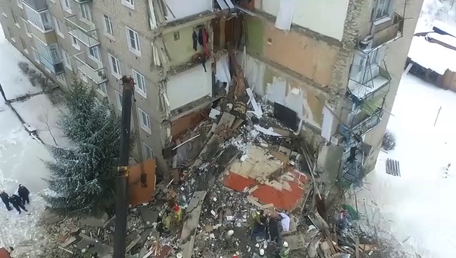 Разбор завалов на месте обрушения жилого дома в городе Юрьевец Ивановской области. 22 декабря 2017