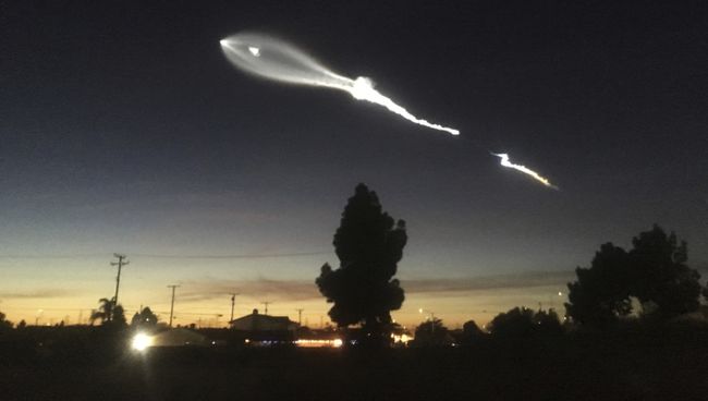 Ракета SpaceX Falcon 9 пролетает над Лонг-Бич, штат Калифорния. 22 декабря 2017 Ракета SpaceX Falcon 9 пролетает над Лонг-Бич, штат Калифорния. 22 декабря 2017