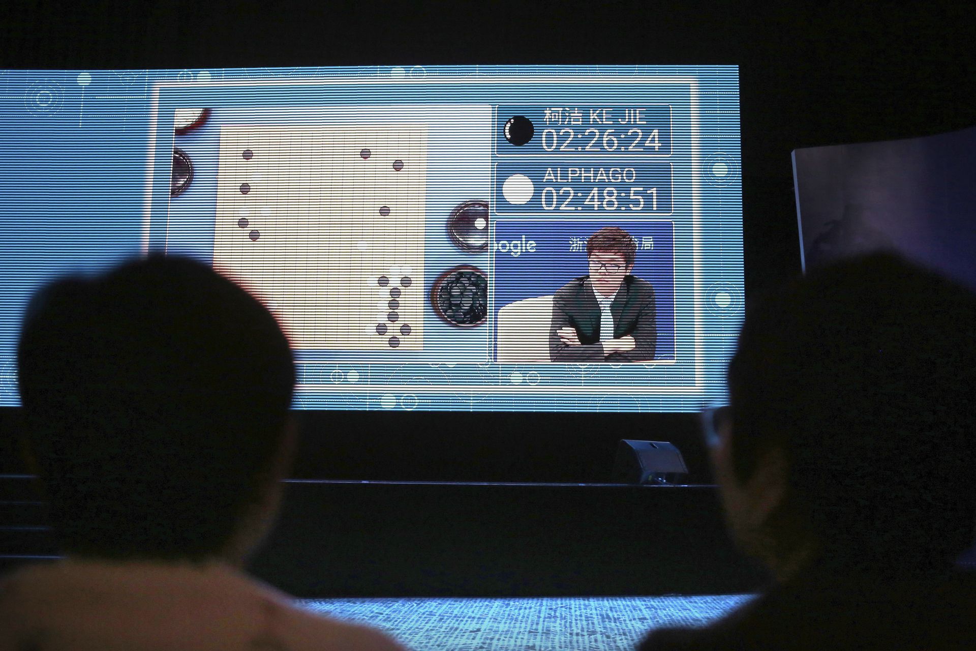 Зрители наблюдают за игрой Ke Jie против программы искусственного интеллекта AlphaGo во время саммита в Китае. 23 мая 2017 - РИА Новости, 1920, 24.04.2025