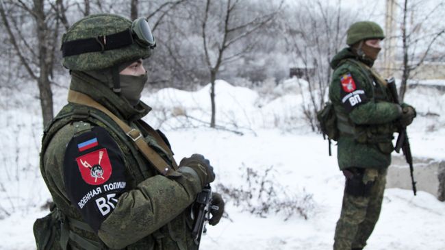 Сотрудники военной полиции ДНР на блок-посту на окраине Горловки Донецкой области Сотрудники военной полиции ДНР на блок-посту на окраине Горловки Донецкой области