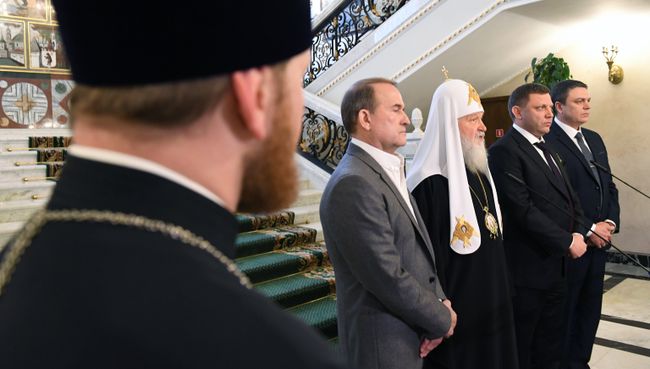 Виктор Медведчук, патриарх Кирилл, Александр Захарченко и Леонид Пасечник во время заявления по итогам встречи в Москве по вопросу обмена пленными в Донбассе. 25 декабря 2017 Виктор Медведчук, патриарх Кирилл, Александр Захарченко и Леонид Пасечник во время заявления по итогам встречи в Москве по вопросу обмена пленными в Донбассе. 25 декабря 2017