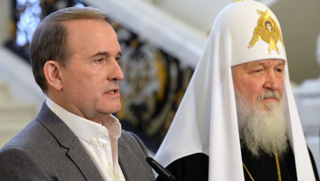 Патриарх Московский и всея Руси Кирилл и лидер общественного движения Украинский выбор — право народа Виктор Медведчук во время заявления по итогам встречи по вопросу обмена пленными в Донбассе. 25 декабря 2017