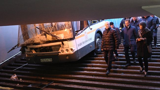 Мэр Москвы Сергей Собянин на месте происшествия, где автобус въехал в подземный переход у станции метро Славянский бульвар Мэр Москвы Сергей Собянин на месте происшествия, где автобус въехал в подземный переход у станции метро Славянский бульвар