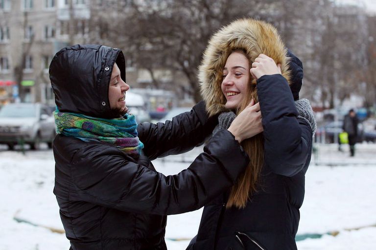 Сейчас Яна все-таки ждет перевода в реабилитационный центр, а пока старательно маскируется: носит свободную одежду и распущенные волосы, чтобы никто не заметил проявлений сколиоза