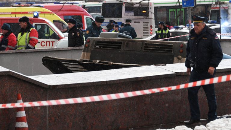Автобус въехал в подземный переход у станции метро Славянский бульвар в Москве