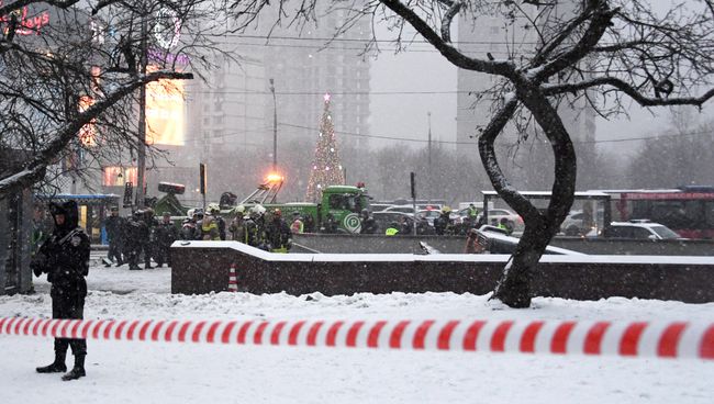 Автобус въехал в подземный переход у станции метро Славянский бульвар в Москве. 25 декабря 2017 Автобус въехал в подземный переход у станции метро Славянский бульвар в Москве. 25 декабря 2017