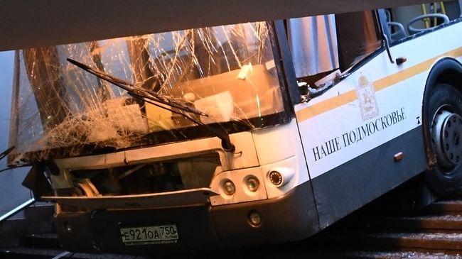 Автобус въехал в подземный переход у станции метро Славянский бульвар в Москве. 25 декабря 2017 Автобус въехал в подземный переход у станции метро Славянский бульвар в Москве. 25 декабря 2017