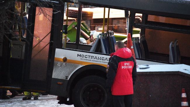 Автобус въехал в подземный переход у станции метро Славянский бульвар в Москве. 25 декабря 2017 Автобус въехал в подземный переход у станции метро Славянский бульвар в Москве. 25 декабря 2017