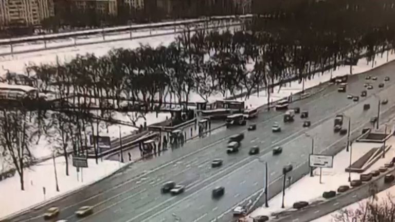 Автобус въехал в толпу у метро Славянский бульвар. Съемка камеры слежения Автобус въехал в толпу у метро Славянский бульвар. Съемка камеры слежения