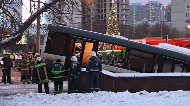 Автобус въехал в подземный переход у станции метро Славянский бульвар в Москве. 25 декабря 2017 Автобус въехал в подземный переход у станции метро Славянский бульвар в Москве. 25 декабря 2017