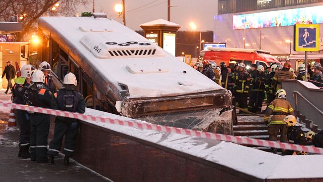Сотрудники МЧС эвакуируют автобус, въехавший в подземный переход у станции метро Славянский бульвар. 25 декабря 2017
