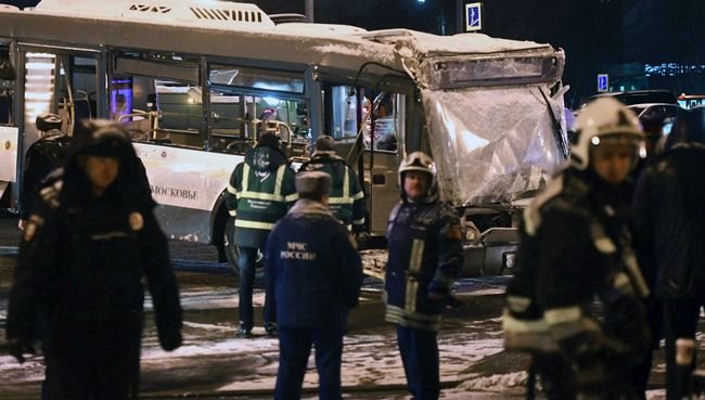 Эвакуация автобуса, въехавшего в подземный переход у станции метро Славянский бульвар. 25 декабря 2017 Эвакуация автобуса, въехавшего в подземный переход у станции метро Славянский бульвар. 25 декабря 2017
