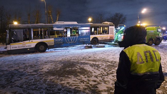Эвакуация автобуса, въехавшего в подземный переход у станции метро Славянский бульвар. 25 декабря 2017 Эвакуация автобуса, въехавшего в подземный переход у станции метро Славянский бульвар. 25 декабря 2017