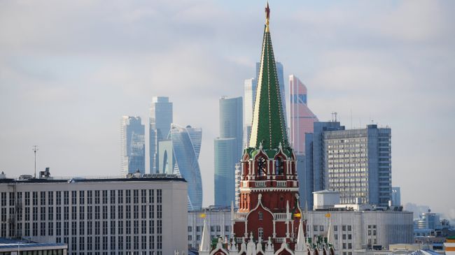 Никольская башня Московского Кремля и небоскребы Москва-сити