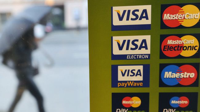 Логотипы Visa и Mastercard на информационном постере. Архивное фото