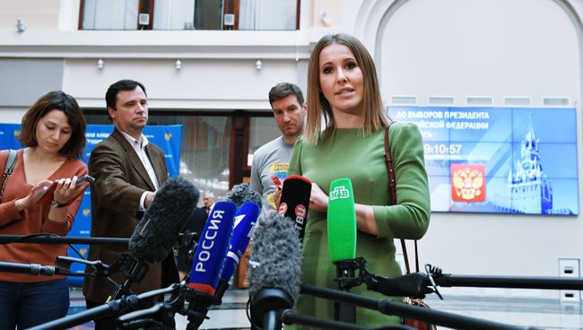 Ксения Собчак отвечает на вопросы журналистов после подачи документов в ЦИК России Ксения Собчак отвечает на вопросы журналистов после подачи документов в ЦИК России