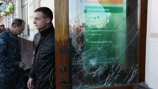Последствия нападения радикалов на отделение украинской дочки Сбербанка во Львове. 26 декабря 2017 Последствия нападения радикалов на отделение украинской дочки Сбербанка во Львове. 26 декабря 2017
