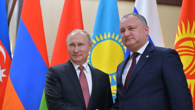 резидент РФ Владимир Путин и президент Республики Молдова Игорь Додон  перед началом неформальной встречи глав государств СНГ. 26 декабря 2017