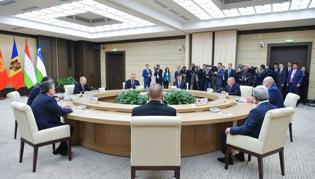 На неформальной встрече глав государств СНГ. Архивное фото На неформальной встрече глав государств СНГ. Архивное фото