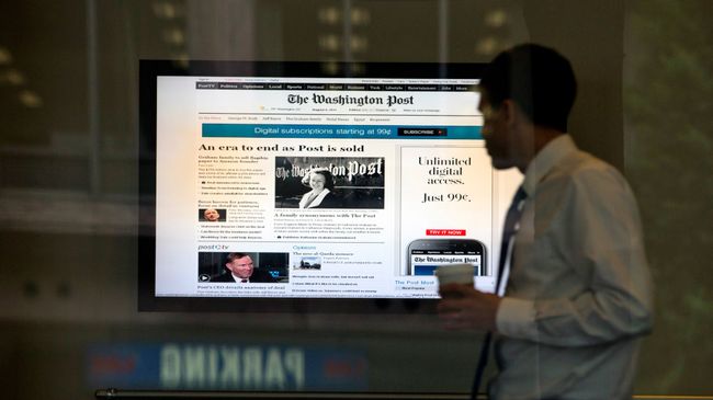 Сайт газеты Washington Post на экране в здании редакции. Архивное фото Сайт газеты Washington Post на экране в здании редакции. Архивное фото
