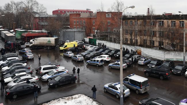 Полиция и автомобиль реанимации на Иловайской улице. 26 декабря 2017 Полиция и автомобиль реанимации на Иловайской улице. 26 декабря 2017