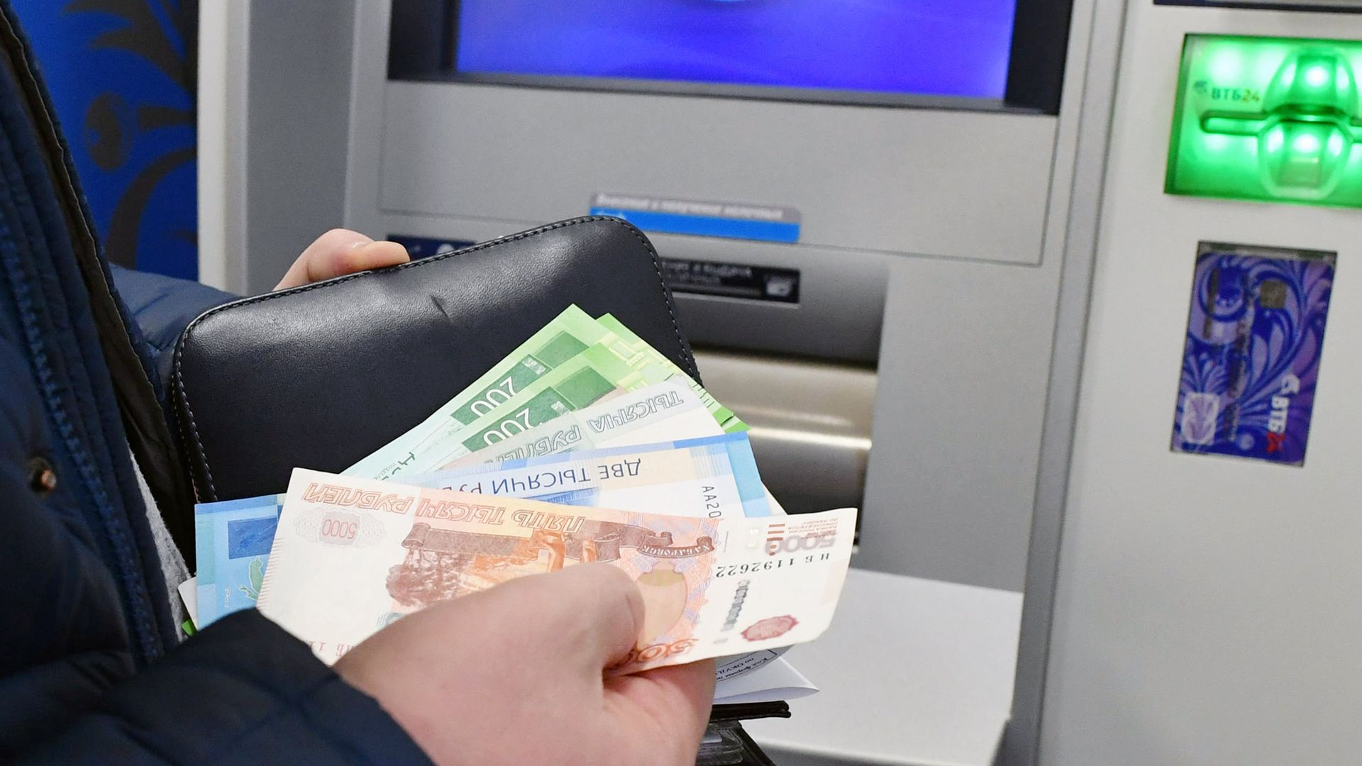 Снятие денег в банковском терминале в Москве Снятие денег в банковском терминале в Москве - РИА Новости, 1920, 31.08.2024