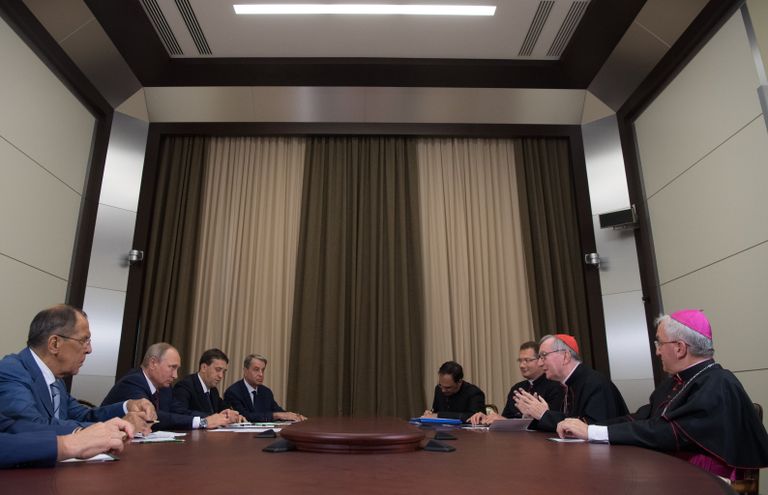 Президент РФ Владимир Путин и госсекретарь Ватикана, кардинал Пьетро Паролин во время встречи в Сочи. 23 августа 2017 Президент РФ Владимир Путин и госсекретарь Ватикана, кардинал Пьетро Паролин во время встречи в Сочи. 23 августа 2017